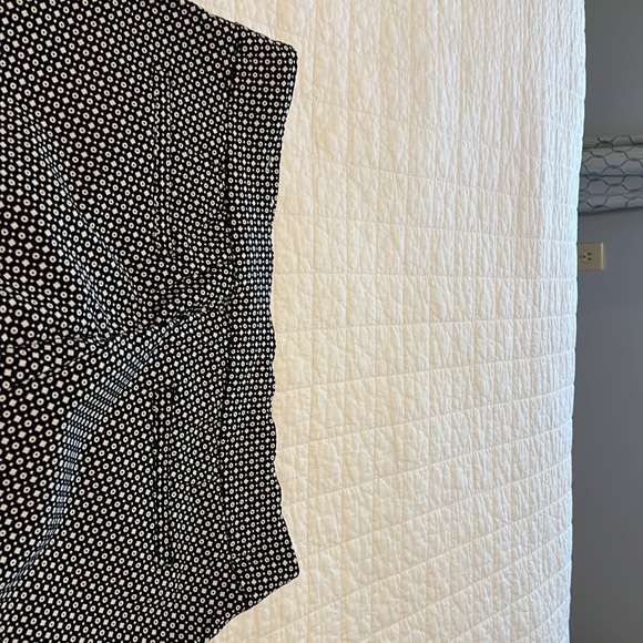 Stretch waistband black and white capris. Measure 17 across and 31 inch length - Picture 5 of 6